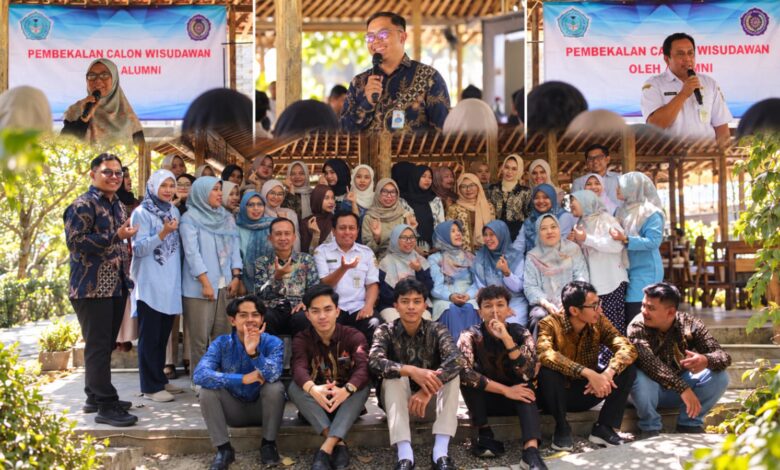 Foto bersama pelepasan wisudawan Pendidikan Biologi UMS periode September 2026 bersama jajaran pimpinan prodi, alumni, dan penceramah di Sambelan Salira.