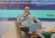Dr. Danang Waskito Wakil Dubes RI untuk Malaysia menyampaikan materi kuliah umum tentang dinamika hubungan Indonesia dan Malaysia di UMS Surakarta.