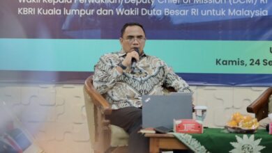 Dr. Danang Waskito Wakil Dubes RI untuk Malaysia menyampaikan materi kuliah umum tentang dinamika hubungan Indonesia dan Malaysia di UMS Surakarta.