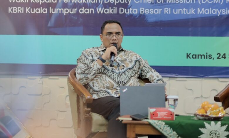 Dr. Danang Waskito Wakil Dubes RI untuk Malaysia menyampaikan materi kuliah umum tentang dinamika hubungan Indonesia dan Malaysia di UMS Surakarta.