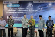 Penyerahan cendera mata Keris UMS oleh pimpinan UMS Surakarta kepada Wakil Dubes RI untuk Malaysia Dr. Danang Waskito di sela acara kuliah umum Gedung Ahmad Syafii Maarif.