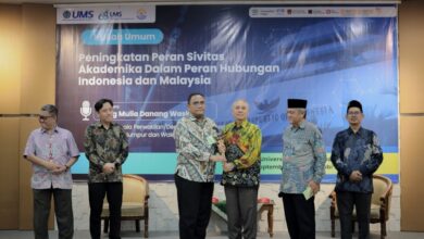 Penyerahan cendera mata Keris UMS oleh pimpinan UMS Surakarta kepada Wakil Dubes RI untuk Malaysia Dr. Danang Waskito di sela acara kuliah umum Gedung Ahmad Syafii Maarif.