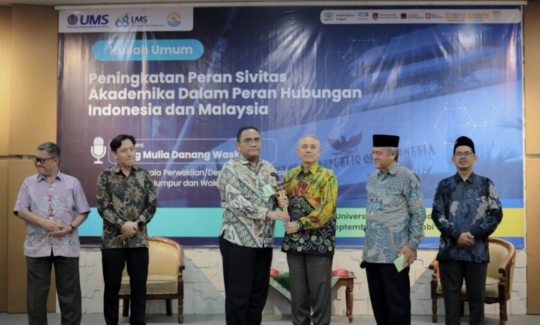 Penyerahan cendera mata Keris UMS oleh pimpinan UMS Surakarta kepada Wakil Dubes RI untuk Malaysia Dr. Danang Waskito di sela acara kuliah umum Gedung Ahmad Syafii Maarif.