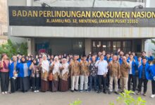 Mahasiswa HES UMP foto bersama pimpinan BPKN RI di depan gedung kantor BPKN Jakarta untuk membahas perlindungan konsumen digital.