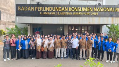 Mahasiswa HES UMP foto bersama pimpinan BPKN RI di depan gedung kantor BPKN Jakarta untuk membahas perlindungan konsumen digital.