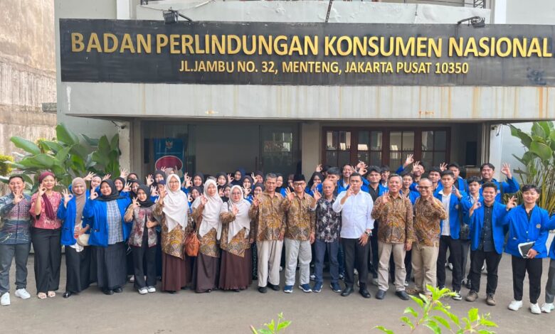 Mahasiswa HES UMP foto bersama pimpinan BPKN RI di depan gedung kantor BPKN Jakarta untuk membahas perlindungan konsumen digital.