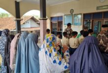 sholat jenazah siswa madrasah mi muhammadiyah baledu di masjid al huda