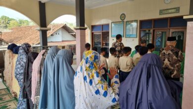 sholat jenazah siswa madrasah mi muhammadiyah baledu di masjid al huda