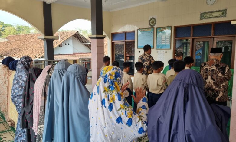 sholat jenazah siswa madrasah mi muhammadiyah baledu di masjid al huda