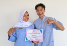 Mahasiswa Keperawatan UMP raih juara 3 memegang sertifikat penghargaan kompetisi video edukasi internasional.