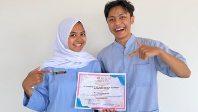 Mahasiswa Keperawatan UMP raih juara 3 memegang sertifikat penghargaan kompetisi video edukasi internasional.