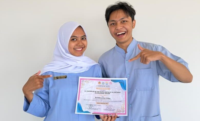 Mahasiswa Keperawatan UMP raih juara 3 memegang sertifikat penghargaan kompetisi video edukasi internasional.