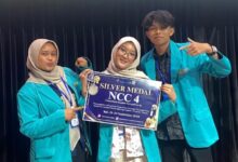 Tim Mahasiswa UMS memegang papan penghargaan Silver Medal Nusantara Creative Competition (NCC) 4 di Bali.
