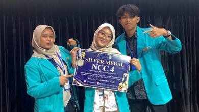Tim Mahasiswa UMS memegang papan penghargaan Silver Medal Nusantara Creative Competition (NCC) 4 di Bali.