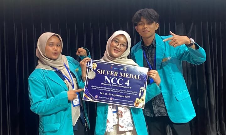 Tim Mahasiswa UMS memegang papan penghargaan Silver Medal Nusantara Creative Competition (NCC) 4 di Bali.