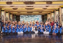 Siswa dan guru SMA Manafi’ul ‘Ulum Sambi foto bersama para pemain di panggung Gedung Wayang Orang Sriwedari Surakarta.