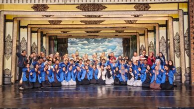 Siswa dan guru SMA Manafi’ul ‘Ulum Sambi foto bersama para pemain di panggung Gedung Wayang Orang Sriwedari Surakarta.