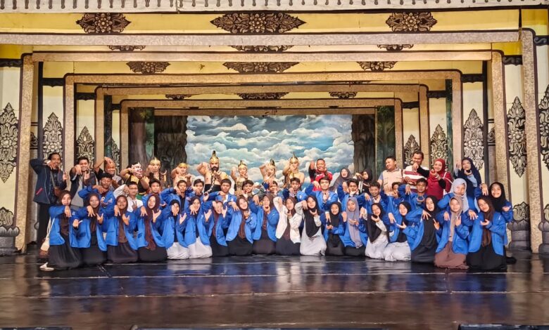 Siswa dan guru SMA Manafi’ul ‘Ulum Sambi foto bersama para pemain di panggung Gedung Wayang Orang Sriwedari Surakarta.