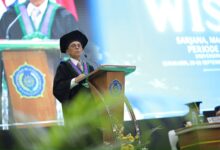Rektor UMS Prof Harun Joko Prayitno menyampaikan amanat dalam acara Wisuda UMS 2026 di Edutorium KH Ahmad Dahlan