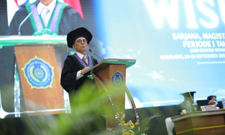 Rektor UMS Prof Harun Joko Prayitno menyampaikan amanat dalam acara Wisuda UMS 2026 di Edutorium KH Ahmad Dahlan