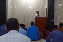 Ustaz Agus Hariyono memberikan ceramah Jumat Berkah Masjid Al Muttaqin Sowan Kidul Kedung Jepara di hadapan jamaah.