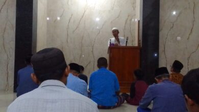 Ustaz Agus Hariyono memberikan ceramah Jumat Berkah Masjid Al Muttaqin Sowan Kidul Kedung Jepara di hadapan jamaah.