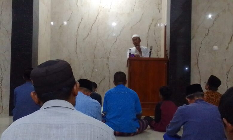 Ustaz Agus Hariyono memberikan ceramah Jumat Berkah Masjid Al Muttaqin Sowan Kidul Kedung Jepara di hadapan jamaah.