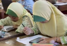 Dua siswa SD Muhammadiyah Temanggung sedang serius mengerjakan soal dalam babak semifinal OSM Jateng Season 5 Temanggung.