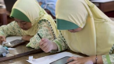 Dua siswa SD Muhammadiyah Temanggung sedang serius mengerjakan soal dalam babak semifinal OSM Jateng Season 5 Temanggung.