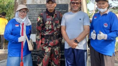 Perwakilan KOKAM Temanggung foto bersama Bupati Temanggung Agus Setyawan saat Korve Royongan di Monumen Bambang Sugeng