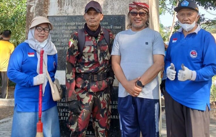 Perwakilan KOKAM Temanggung foto bersama Bupati Temanggung Agus Setyawan saat Korve Royongan di Monumen Bambang Sugeng
