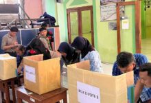 Siswa dan guru antre memberikan suara di bilik e-voting pemilihan ketua ortom SMP Muhammadiyah 3 Semarang.