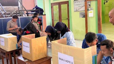 Siswa dan guru antre memberikan suara di bilik e-voting pemilihan ketua ortom SMP Muhammadiyah 3 Semarang.