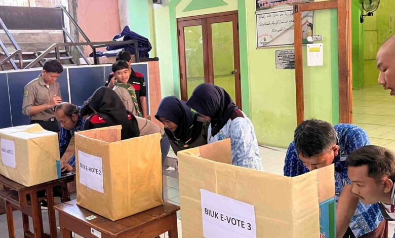 Siswa dan guru antre memberikan suara di bilik e-voting pemilihan ketua ortom SMP Muhammadiyah 3 Semarang.