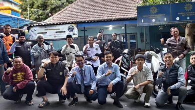 Anggota dan pengurus BikersMu Kota Magelang foto bersama jajaran PDM Kota Magelang saat kegiatan kopdar.