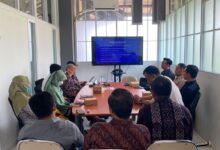 Mahasiswa angkatan pertama Program Studi Doktor Informatika UMS menyimak paparan materi Orientasi Mahasiswa Baru