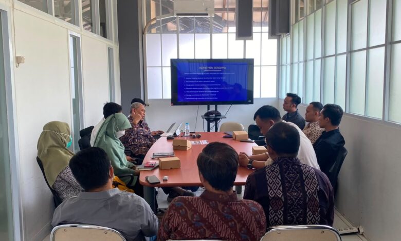Mahasiswa angkatan pertama Program Studi Doktor Informatika UMS menyimak paparan materi Orientasi Mahasiswa Baru