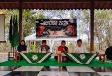 Jajaran pimpinan UMPWR dan pengelola Pesma duduk di meja utama pembukaan MATASA 2026 di Heroes Park Purworejo.