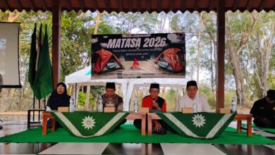 Jajaran pimpinan UMPWR dan pengelola Pesma duduk di meja utama pembukaan MATASA 2026 di Heroes Park Purworejo.