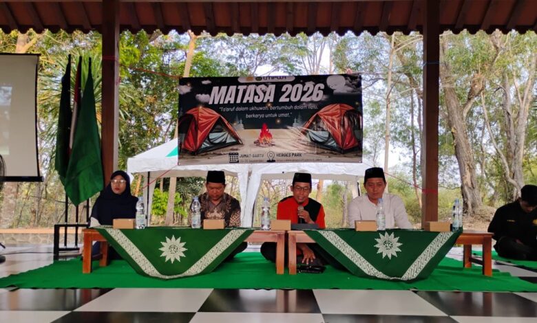 Jajaran pimpinan UMPWR dan pengelola Pesma duduk di meja utama pembukaan MATASA 2026 di Heroes Park Purworejo.