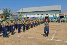 Keceriaan peserta dan pembina saat upacara pembukaan Jambore Ceria Pandu Athfal di Lapangan Sekolah Muhammadiyah Borobudur.