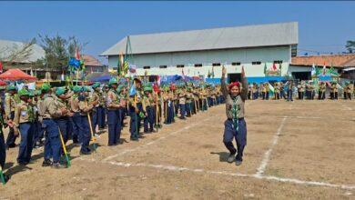 Keceriaan peserta dan pembina saat upacara pembukaan Jambore Ceria Pandu Athfal di Lapangan Sekolah Muhammadiyah Borobudur.