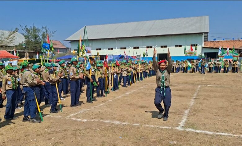 Keceriaan peserta dan pembina saat upacara pembukaan Jambore Ceria Pandu Athfal di Lapangan Sekolah Muhammadiyah Borobudur.