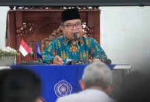 Anggota BPH UMP Drs KH Ahmad Kifni memberikan ceramah Pengajian AIK UMP di Masjid KH Ahmad Dahlan Purwokerto