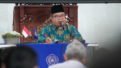 Anggota BPH UMP Drs KH Ahmad Kifni memberikan ceramah Pengajian AIK UMP di Masjid KH Ahmad Dahlan Purwokerto