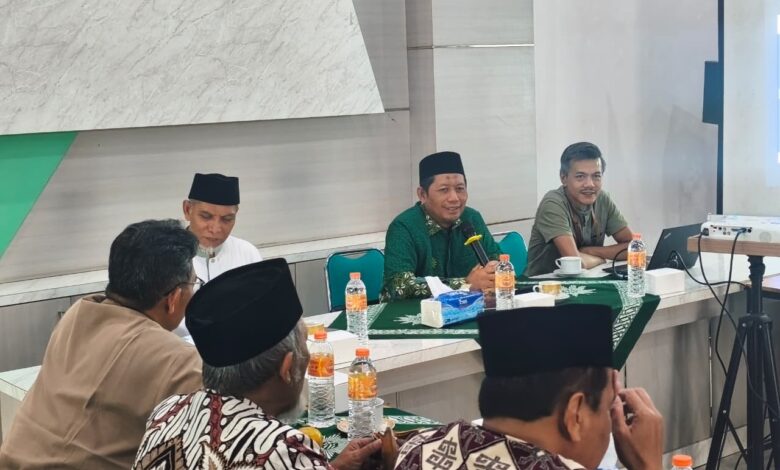 Sekretaris PWM Jawa Tengah Dodok Sartono dan Manajer Eksekutif Ikhwanushoffa saat turba di PDM Temanggung