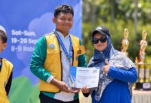 Siswa SMP UMP Dzaky Waldan Falah menerima sertifikat Bronze Medalist One Minute Speech di Muhammadiyah Cambridge Camp 2026