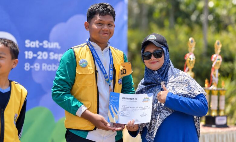 Siswa SMP UMP Dzaky Waldan Falah menerima sertifikat Bronze Medalist One Minute Speech di Muhammadiyah Cambridge Camp 2026