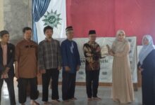 Psikolog Etik Rahmawati menyerahkan buku kepada Mudir Ponpes Manafiul Ulum Canden Ustaz Pujiono saat acara parenting cara menyikapi remaja jatuh cinta