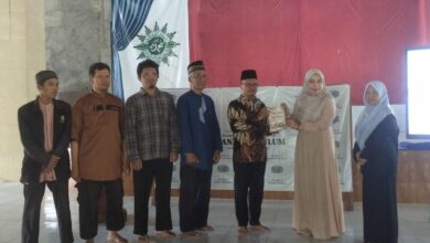 Psikolog Etik Rahmawati menyerahkan buku kepada Mudir Ponpes Manafiul Ulum Canden Ustaz Pujiono saat acara parenting cara menyikapi remaja jatuh cinta